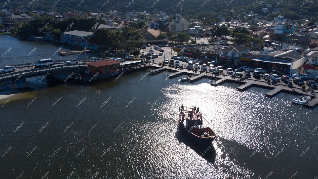 Florianópolis, Santa Catarina vista aérea com barco no canal e tráfego na ponte em dia ensolarado