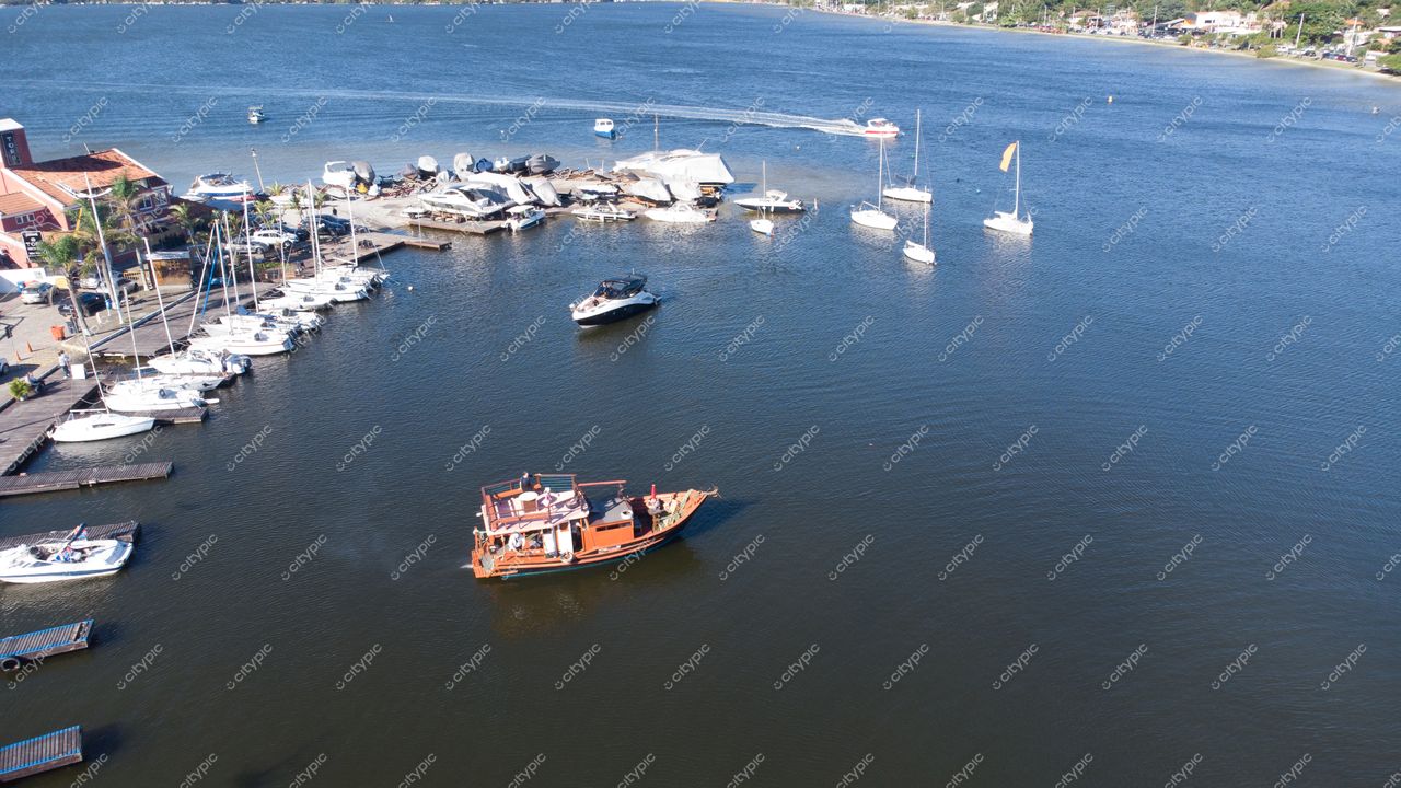 Florianópolis, Santa Catarina vista aérea do porto com embarcação de madeira e iates em dia ensolarado