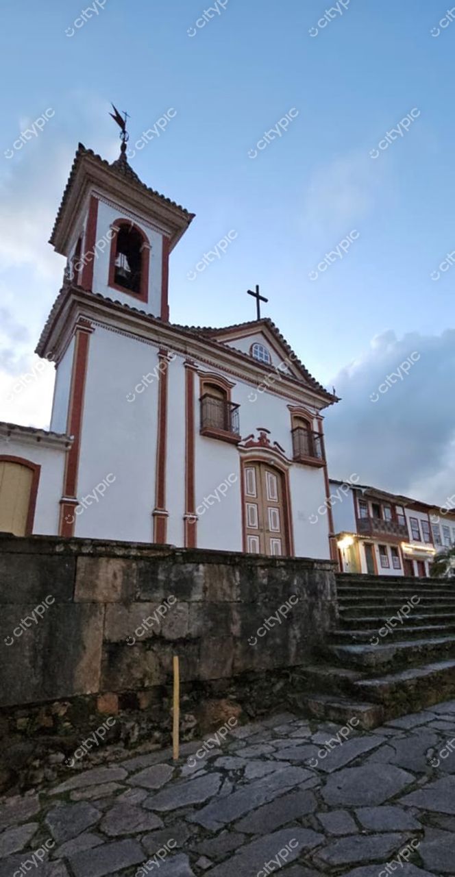 Diamantina, Minas Gerais, igreja histórica com torre de sino e escadaria em estilo colonial ao amanhecer