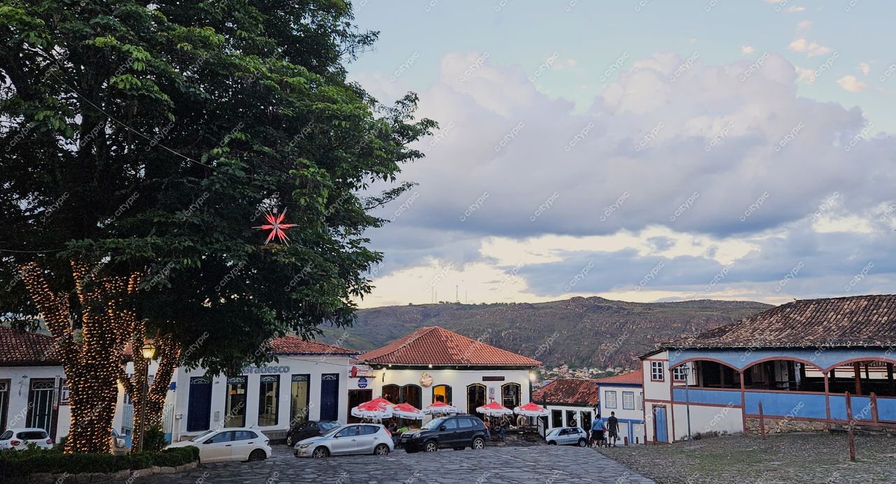 Diamantina, Minas Gerais vista tranquila com construções coloniais, árvore decorada e céu suave ao entardecer