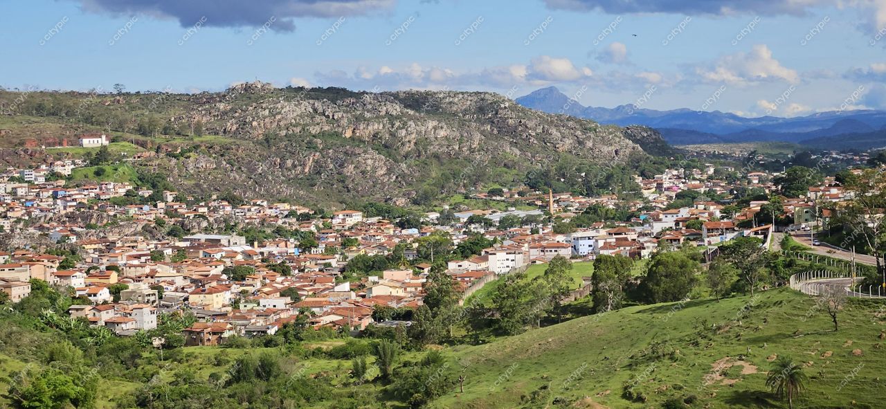 Diamantina, Minas Gerais vista panorâmica com montanhas ao fundo e casas de telhado cerâmico em dia claro