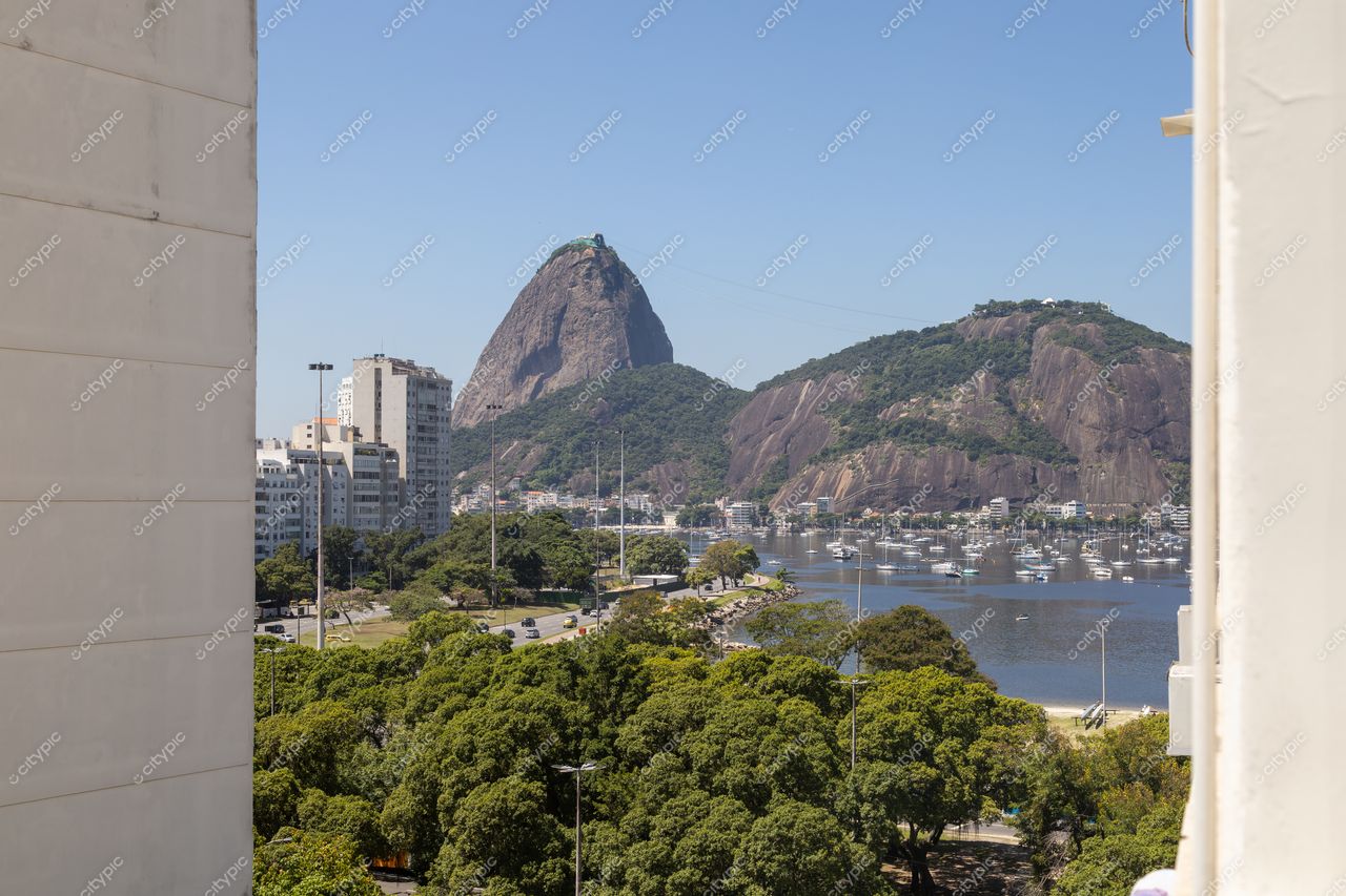 Botafogo no Rio de Janeiro com vista panorâmica do Pão de Açúcar em dia ensolarado e vegetação exuberante