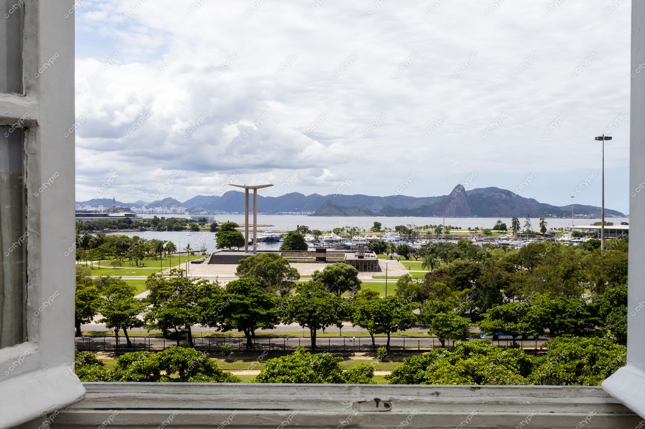 Flamengo, Rio de Janeiro, vista da janela com rio ao fundo e montanhas, árvores verdes e monumento em destaque