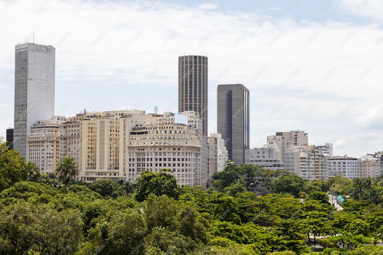 Flamengo no Rio de Janeiro com arranha-céus modernos e vegetação exuberante em dia ensolarado e céu limpo