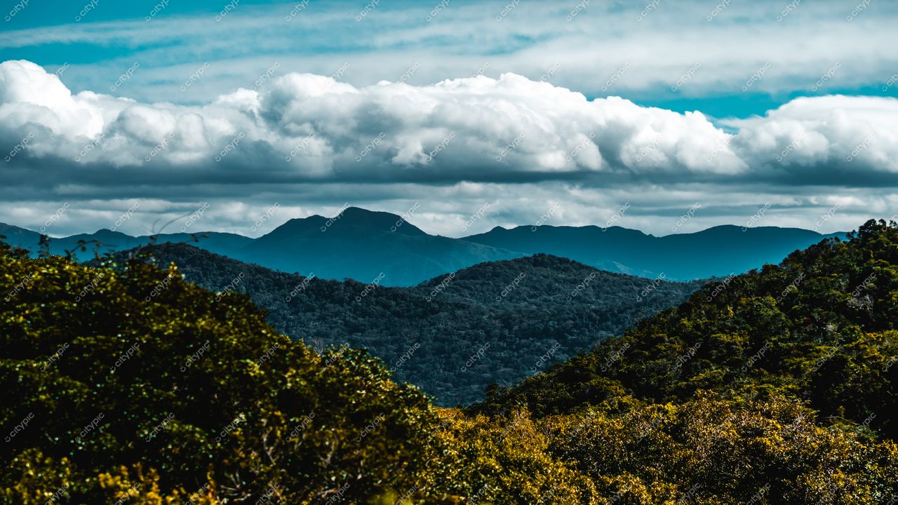 Lagoinha do Leste em Florianópolis com montanhas verdes sob céu parcialmente nublado e relevo acentuado na paisagem