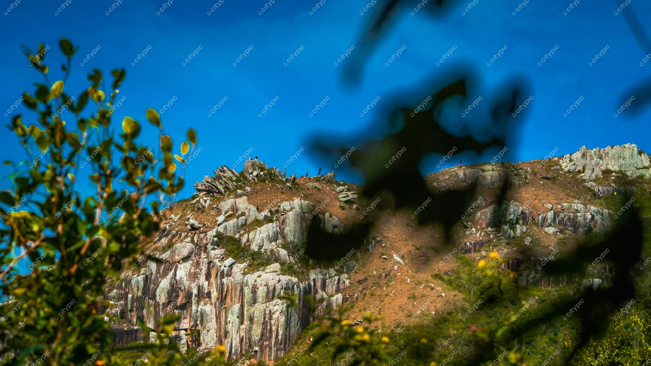 Lagoinha do Leste em Florianópolis com relevo montanhoso, vegetação verde e céu azul em dia ensolarado