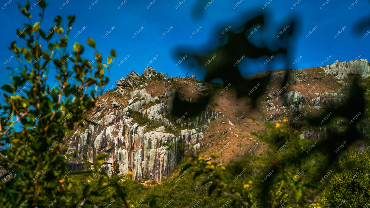 Lagoinha do Leste em Florianópolis com relevo montanhoso, vegetação rasteira e céu azul claro ao fundo