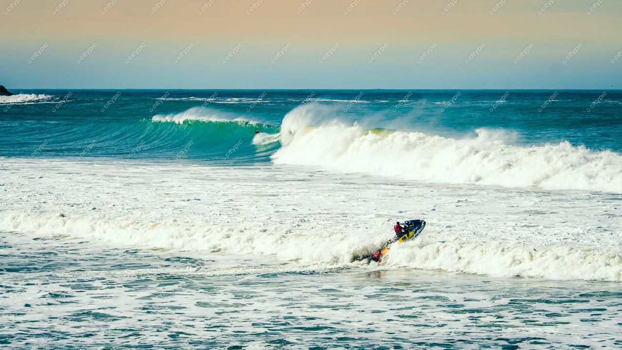 Lagoinha do Leste em Florianópolis com surfista manobrando em ondas fortes ao entardecer e céu colorido