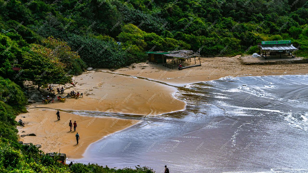Lagoinha do Leste em Florianópolis com luz suave do final da tarde e construções rústicas cercadas por vegetação densa