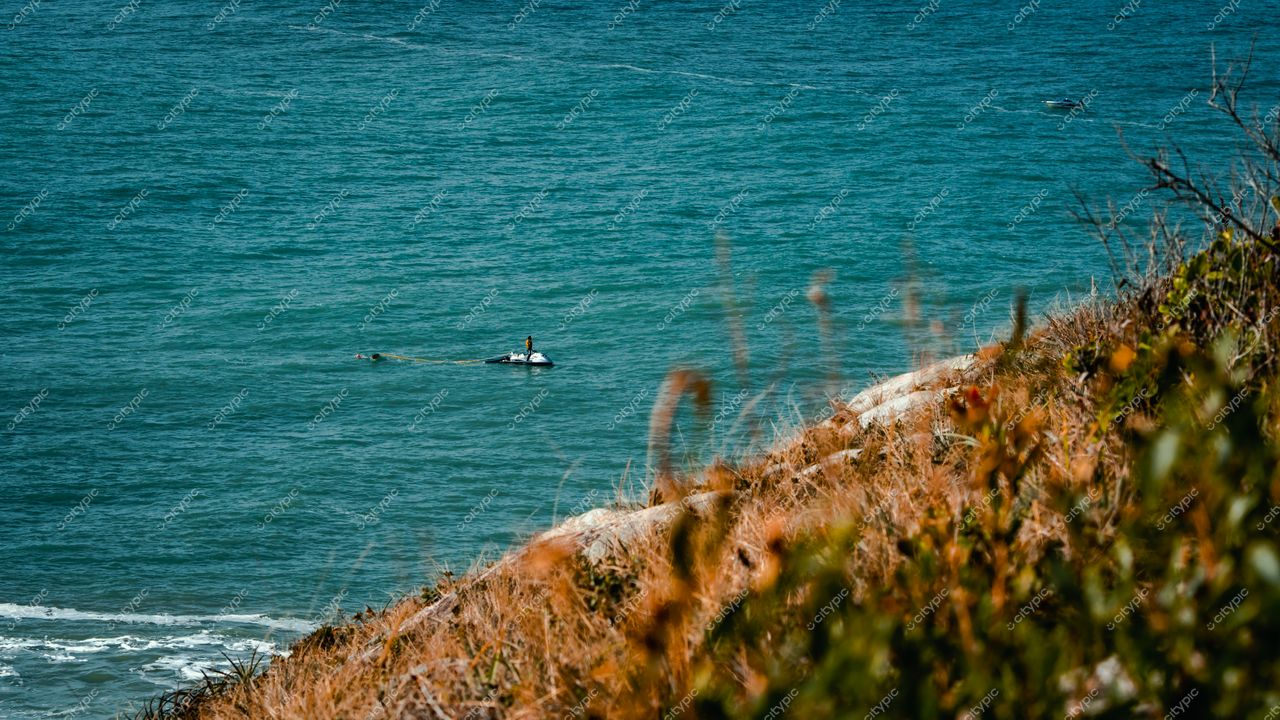 Lagoinha do Leste em Florianópolis com stand-up paddle e vegetação costeira em dia ensolarado e água tranquila