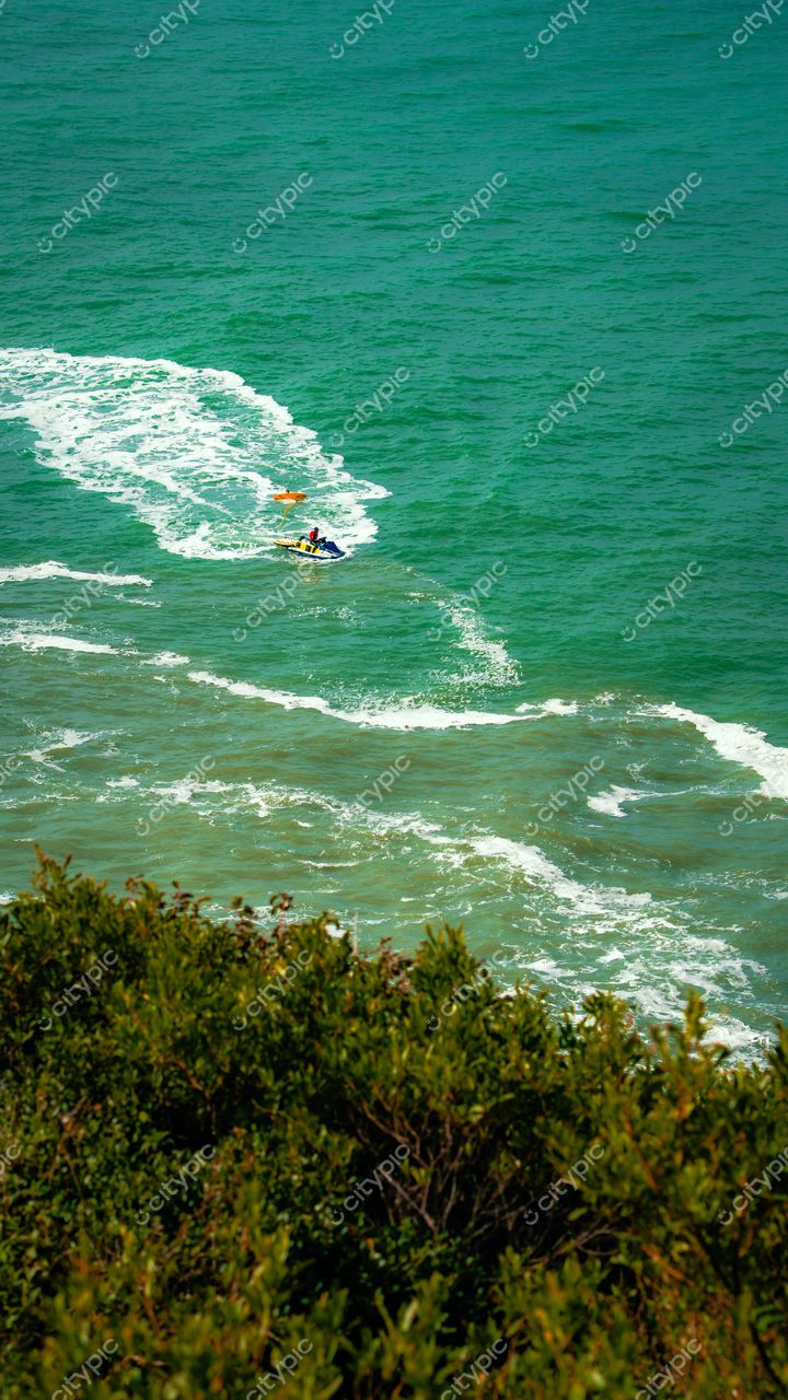 Lagoinha do Leste em Florianópolis com jet ski e vegetação costeira sob luz natural durante o dia