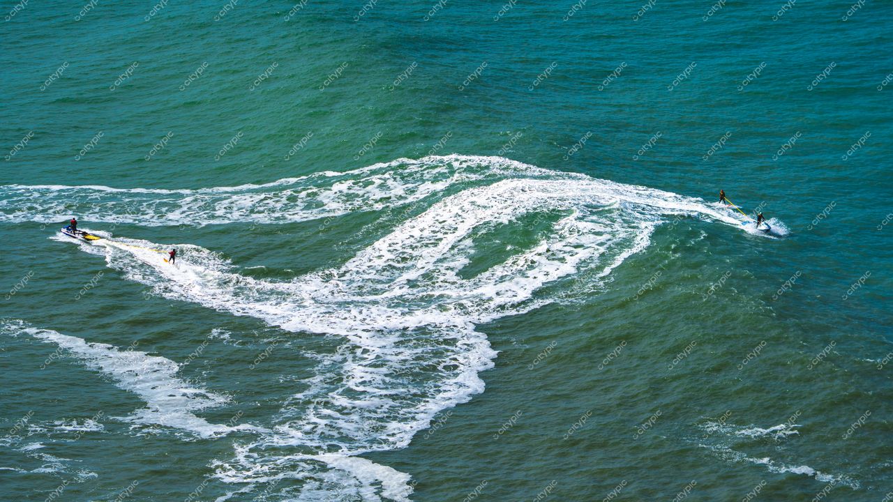 Lagoinha do Leste em Florianópolis com esquiadores aquáticos em mar calmo e iluminação natural de tarde ensolarada