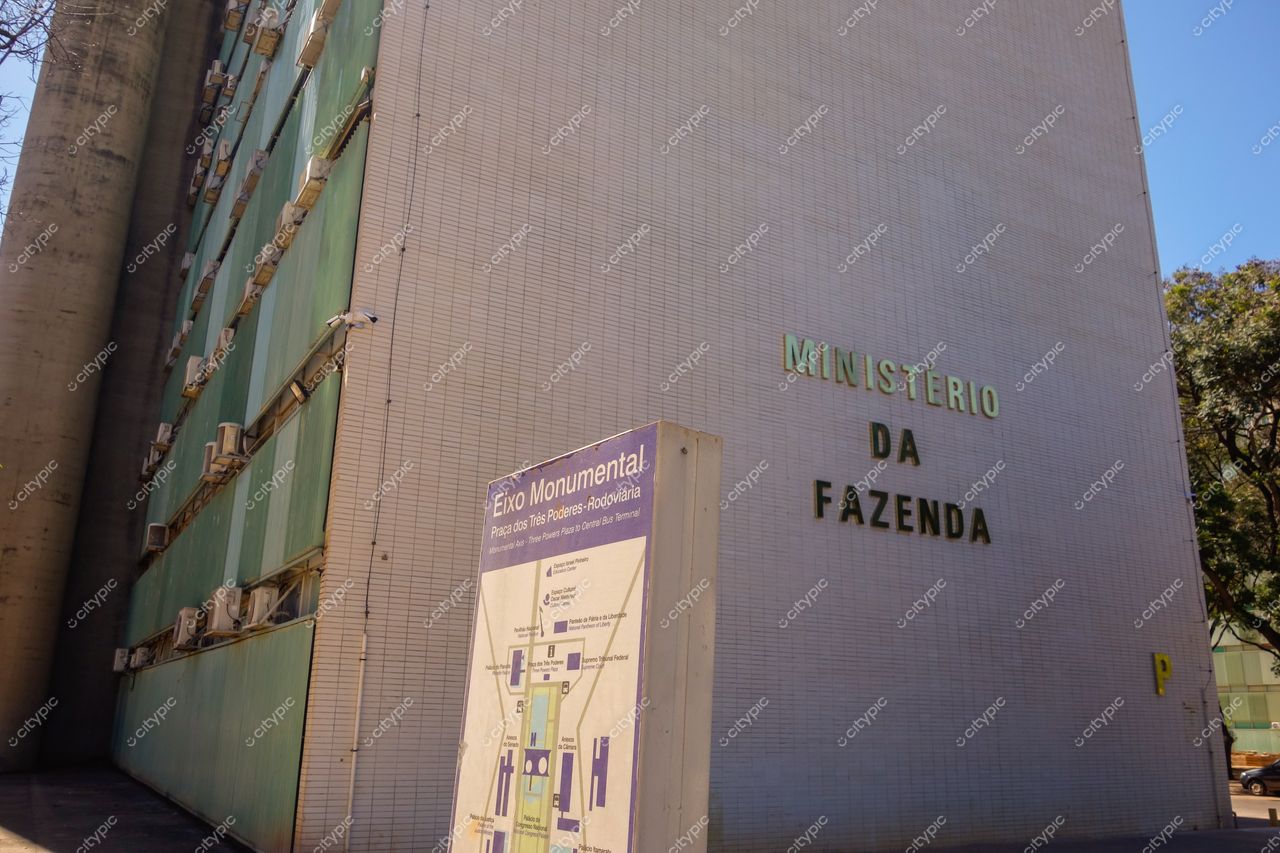 Brasília, Distrito Federal, fachada do Ministério da Fazenda com azulejos brancos e vegetação ao redor em dia ensolarado