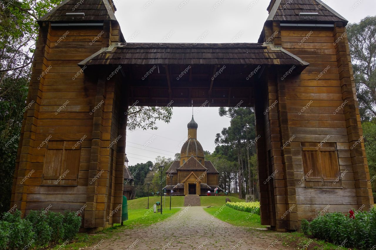 Curitiba, Paraná entrada de espaço arquitetônico com arcos de madeira e domo rústico em dia nublado