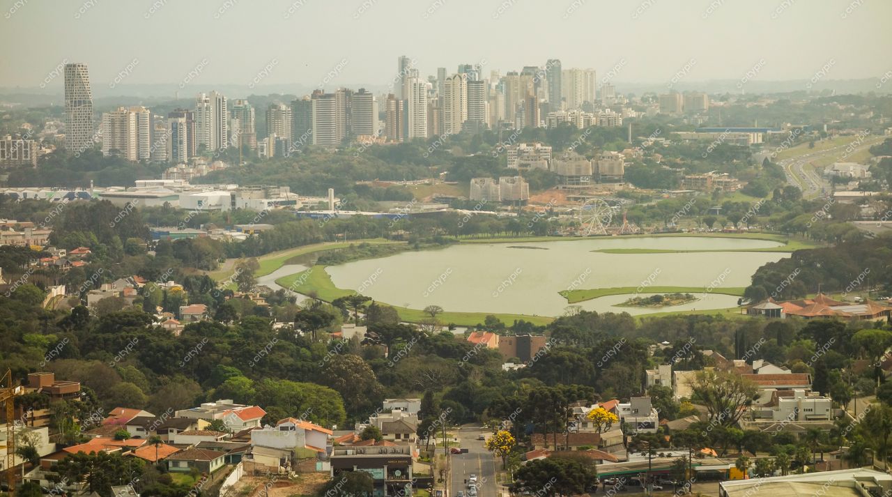 Curitiba, Paraná vista panorâmica com lago e áreas verdes contrastando com arquitetura moderna em dia ensolarado