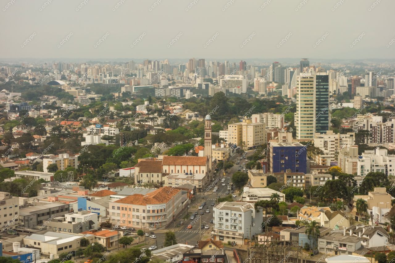 Curitiba, Paraná, vista panorâmica com mistura de arquitetura moderna e tradicional em dia nublado e ameno