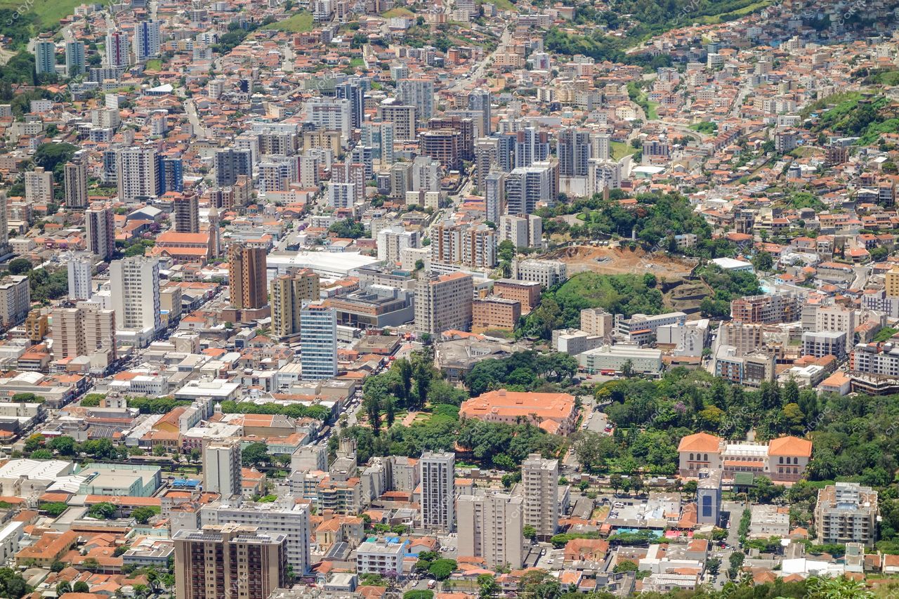 Poços de Caldas, Minas Gerais com vista panorâmica de áreas urbanas e vegetação em ambiente montanhoso durante o dia