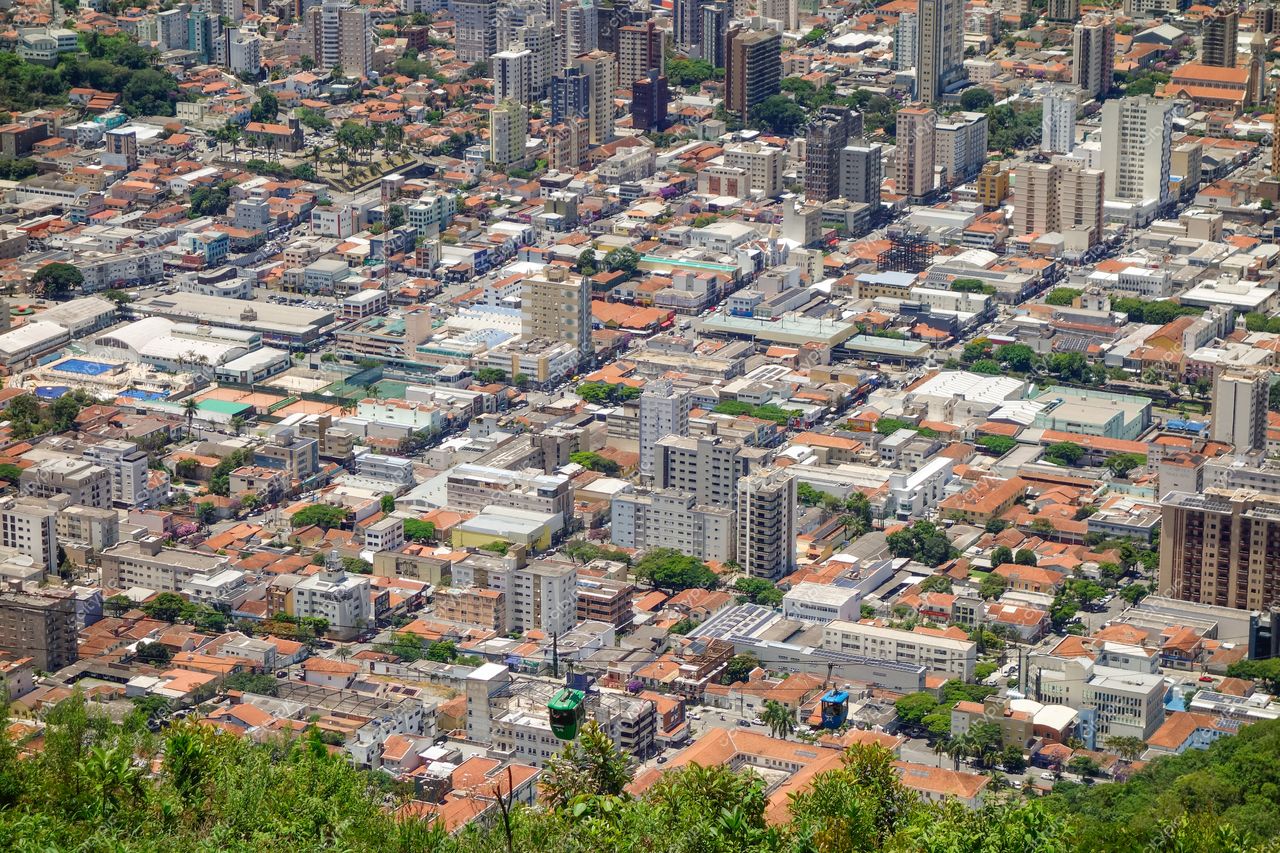 Poços de Caldas, Minas Gerais com vista panorâmica em dia ensolarado e teleféricos em movimento sobre áreas verdes