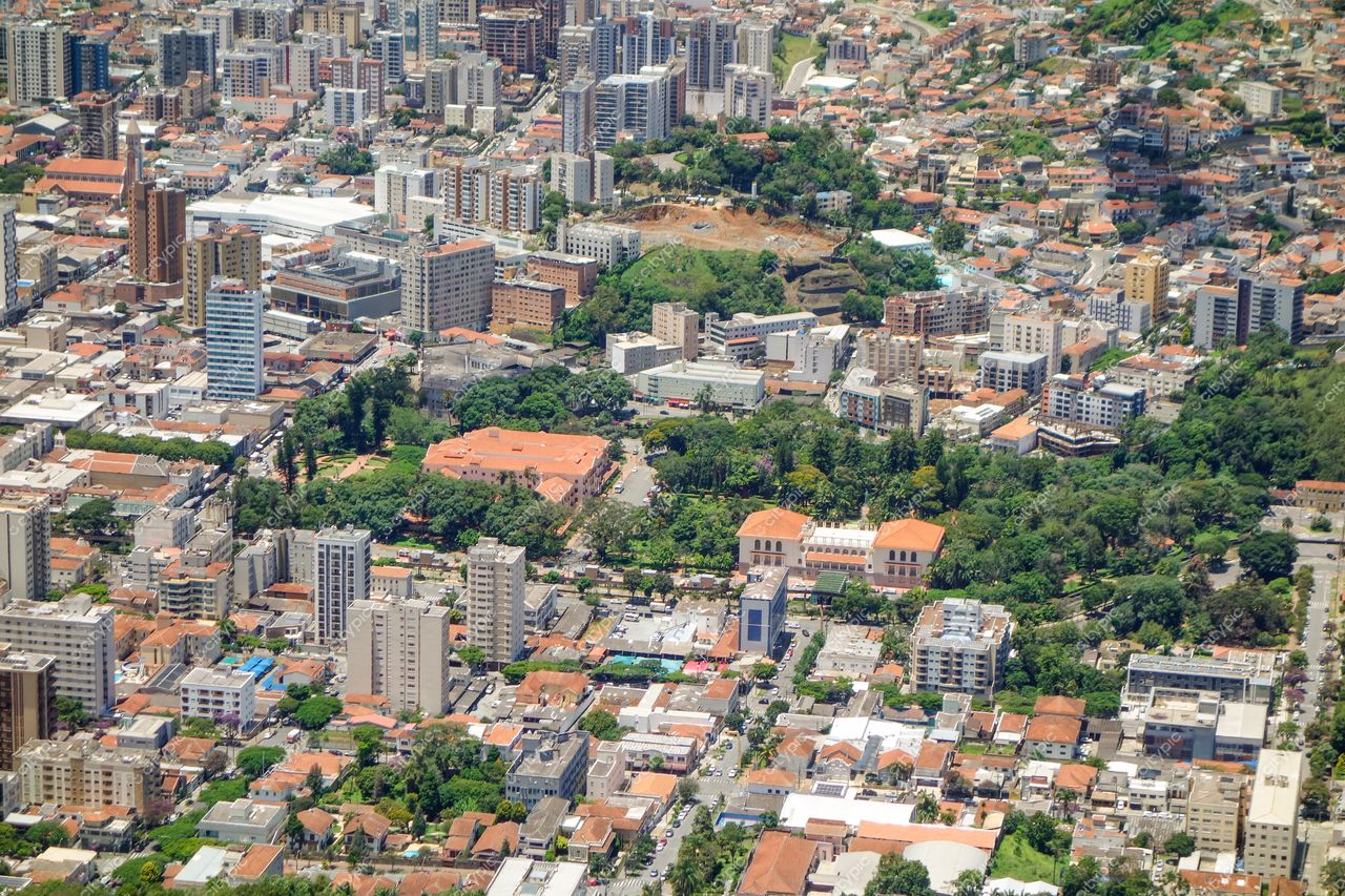 Poços de Caldas, Minas Gerais, vista aérea em dia ensolarado com núcleo urbano denso e áreas verdes intercaladas