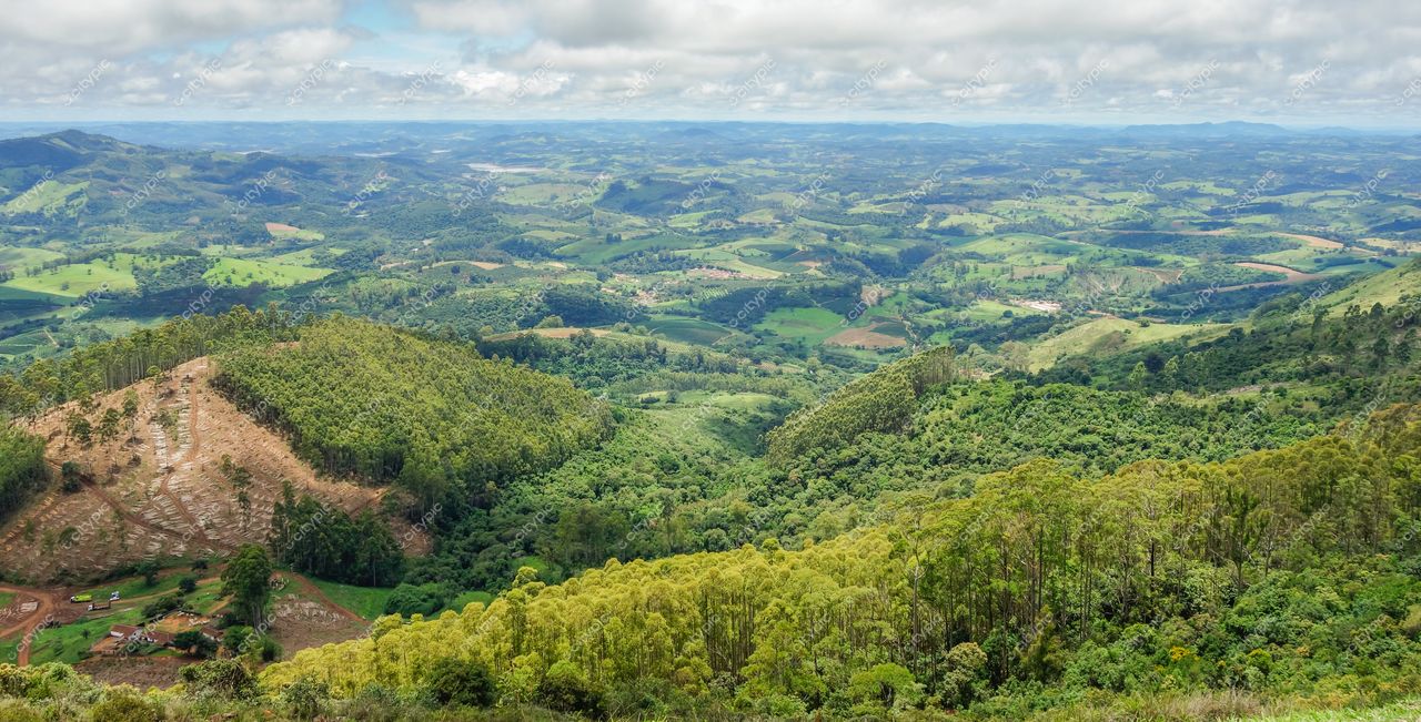 Poços de Caldas, Minas Gerais com vista panorâmica do vale verde e relevo montanhoso sob luz natural dispersa