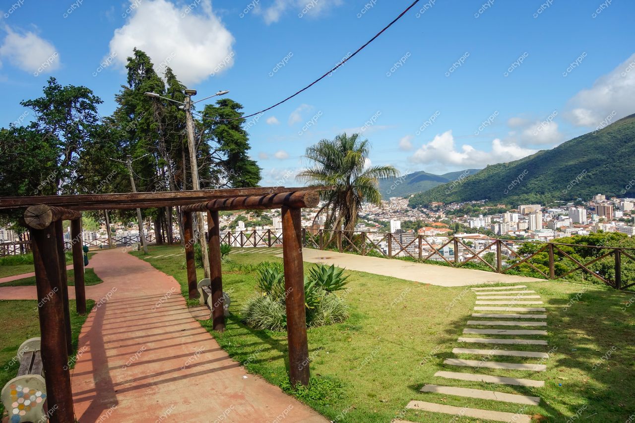 Poços de Caldas, Minas Gerais com vista panorâmica da cidade e estrutura de madeira sob luz solar em dia claro