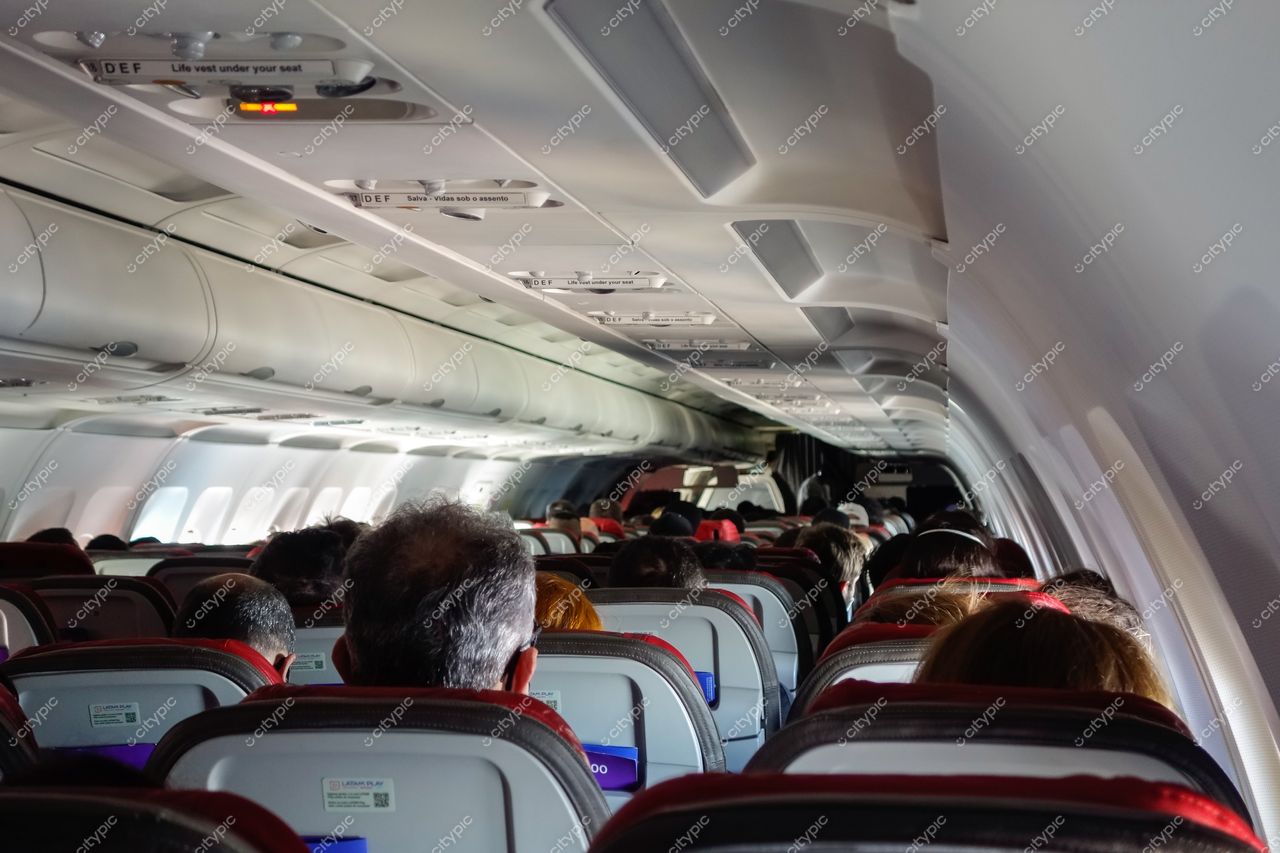 São Luís, Maranhão vista interna de aeronave com passageiros em assentos organizados e iluminação suave durante o dia