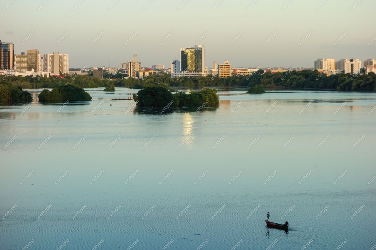São Luís, Maranhão, vista panorâmica ao entardecer com pescador em canoa e arranha-céus ao fundo