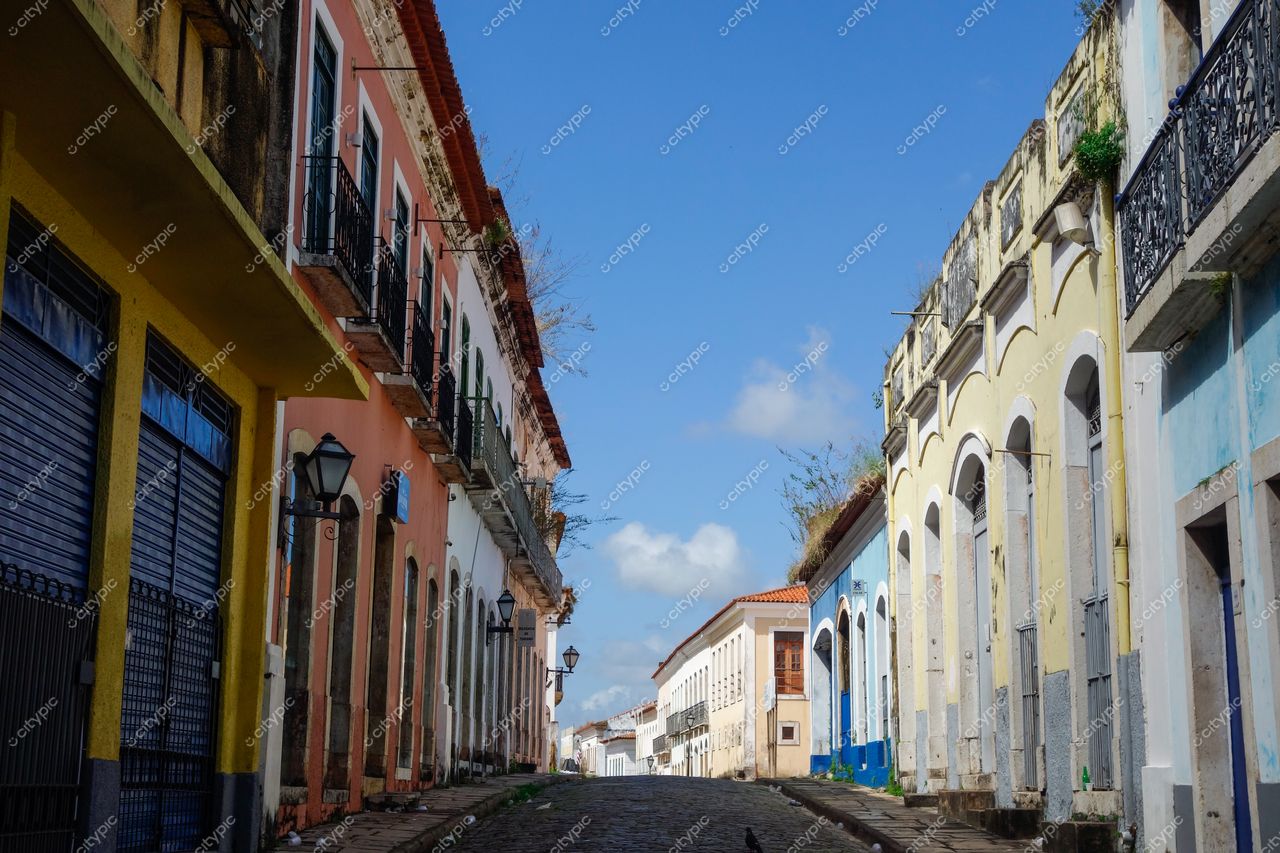 São Luís, Maranhão, rua histórica com arquitetura colonial em cores suaves e céu claro em dia ensolarado