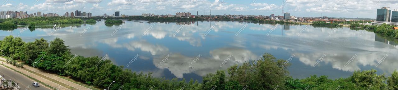 São Luís, Maranhão vista panorâmica com corpo d’água refletindo céu claro e vegetação densa nas margens urbanas