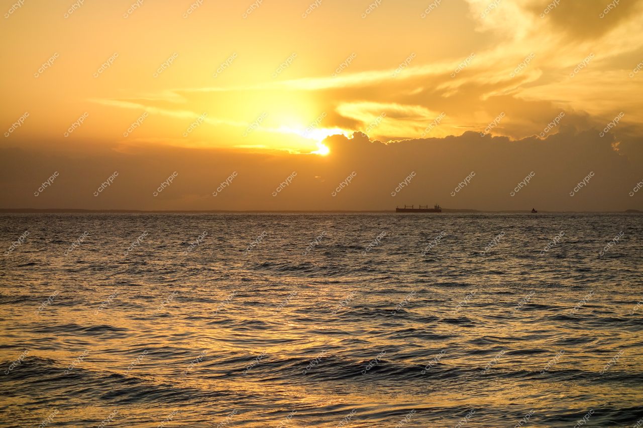 São Luís, Maranhão, pôr do sol sobre o mar com navio no horizonte e reflexos nas águas calmas