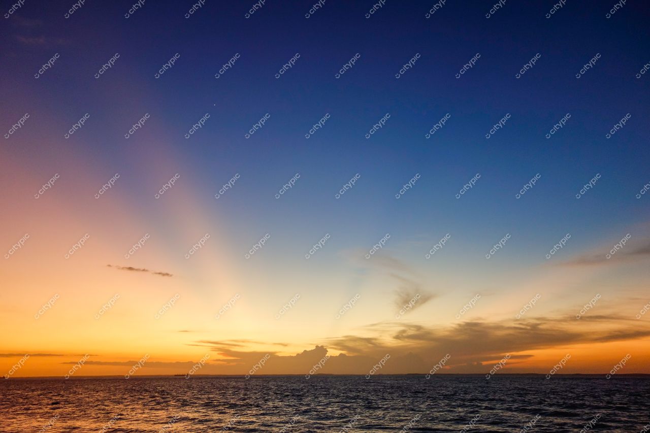 São Luís, Maranhão, pôr do sol sereno sobre o mar com navios ao longe e céu em tons de azul e laranja