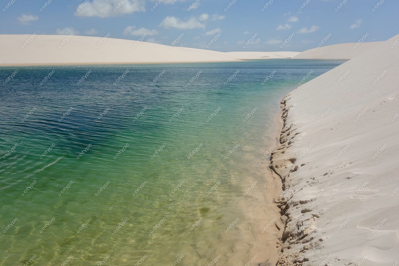 Lençóis Maranhenses, Maranhão com lagoas transparentes em tons de verde e azul sob luz natural do dia