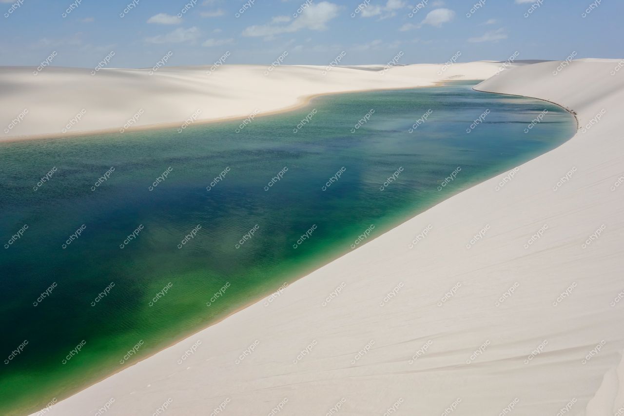 Lençóis Maranhenses, Maranhão, lago de águas cristalinas entre dunas brancas em dia ensolarado com céu claro