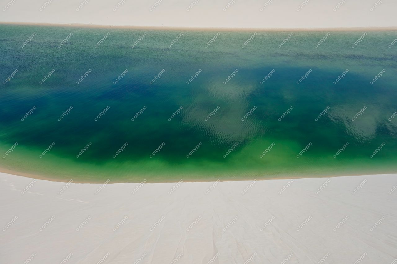 Lençóis Maranhenses, Maranhão, vista aérea de lagoa azul em meio a areias brancas sob luz do dia ensolarado