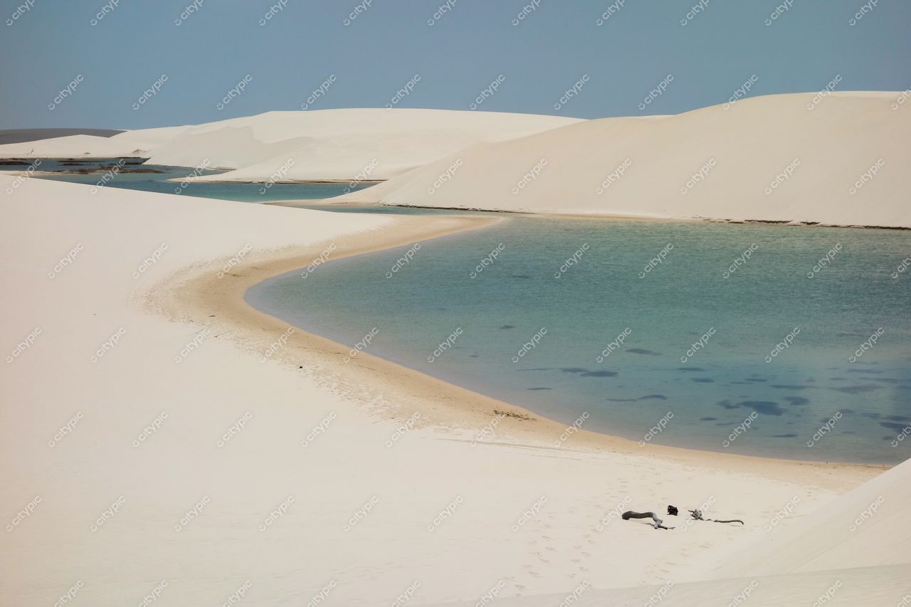 Lençóis Maranhenses, Maranhão, lagoas cristalinas entre dunas brancas sob céu azul em dia ensolarado