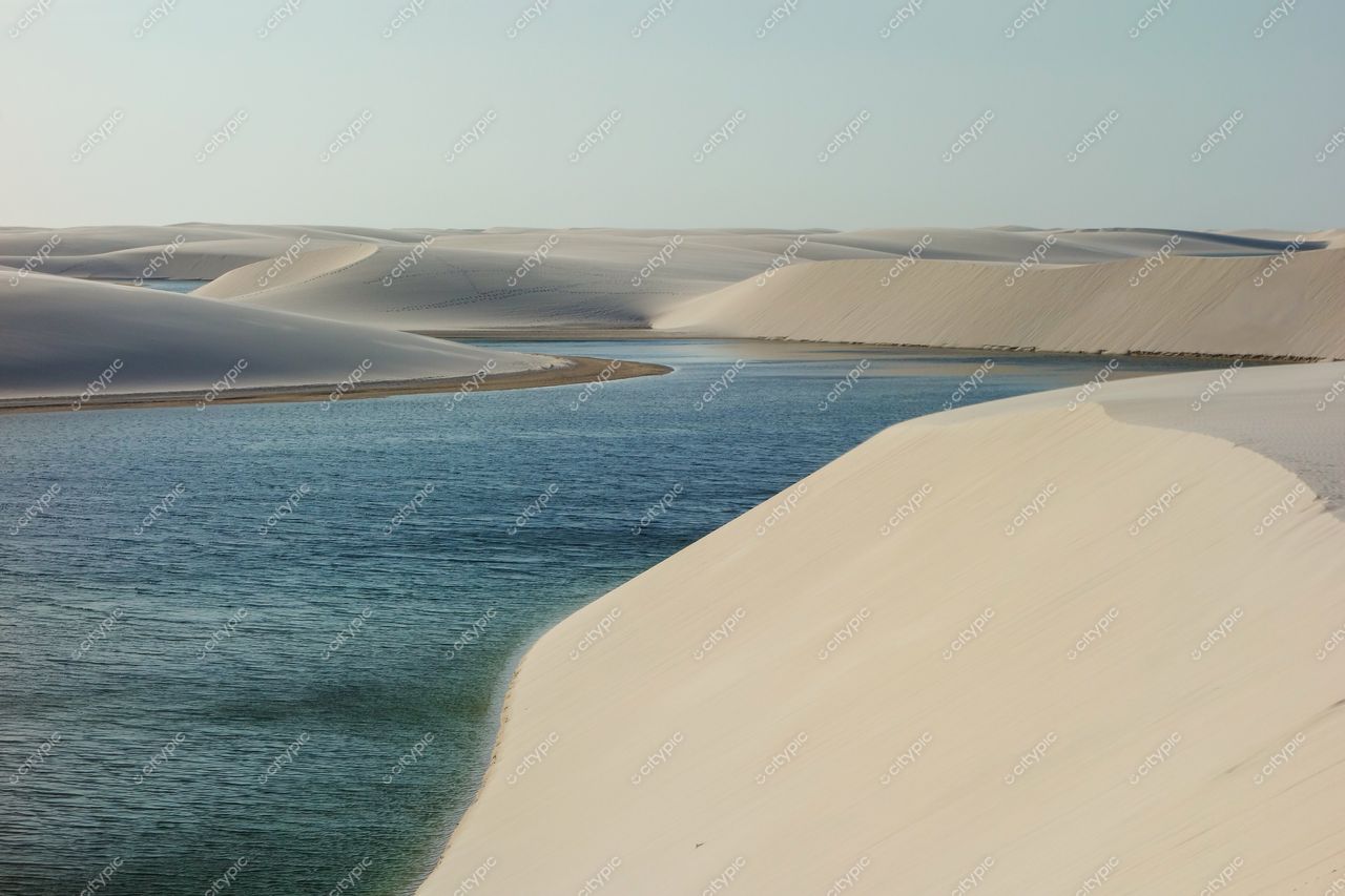 Lençóis Maranhenses, Maranhão com dunas claras e rio de águas cristalinas sob céu claro em luz suave do dia