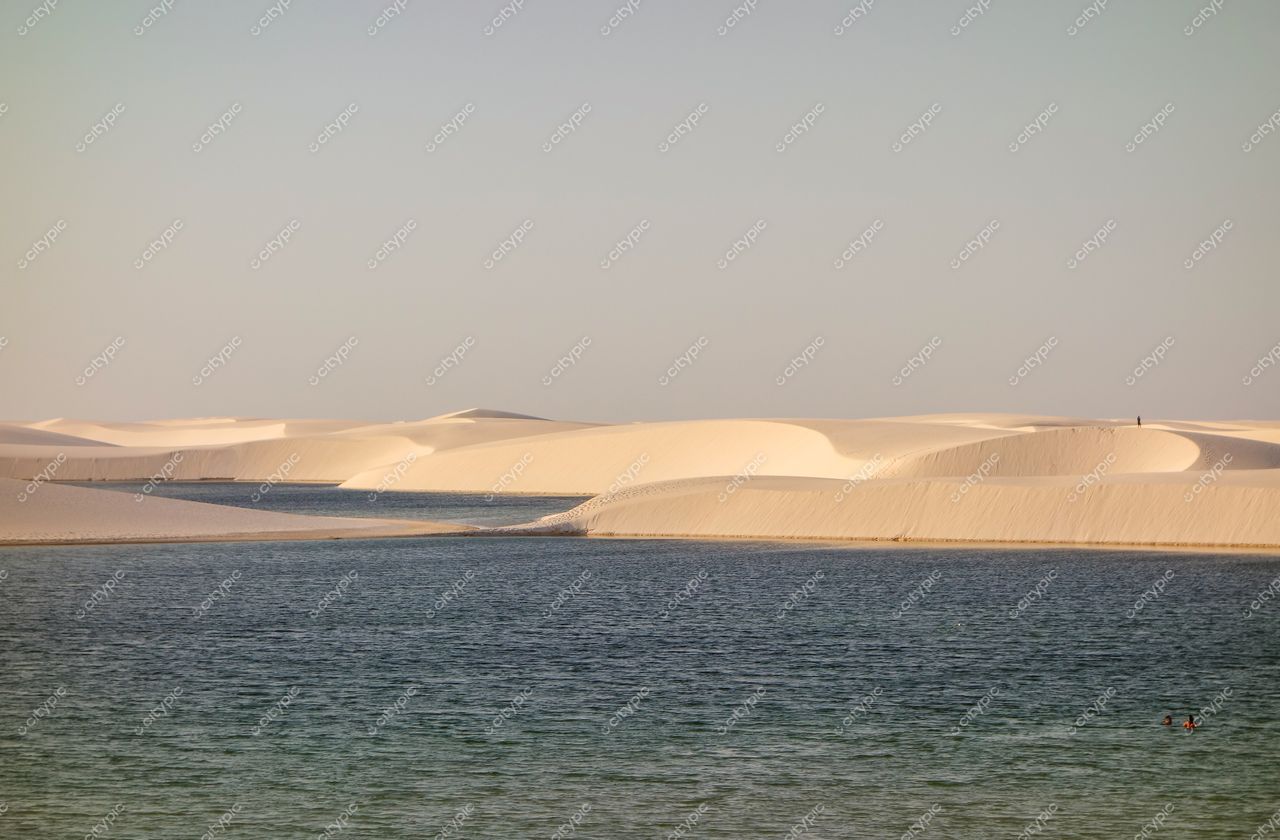 Lençóis Maranhenses, Maranhão, vastas dunas de areia branca com lagoas claras sob céu azul em ambiente tranquilo