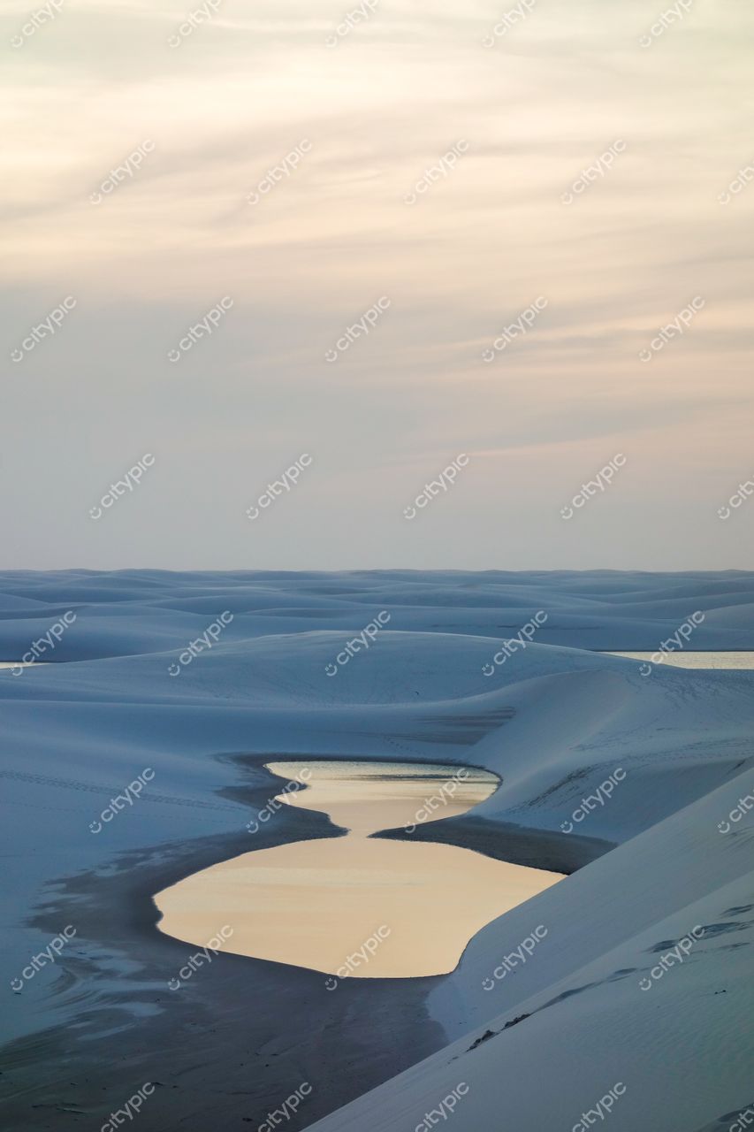 Lençóis Maranhenses, Maranhão, vista serena com lagoas refletindo luz suave do início da manhã e dunas brancas