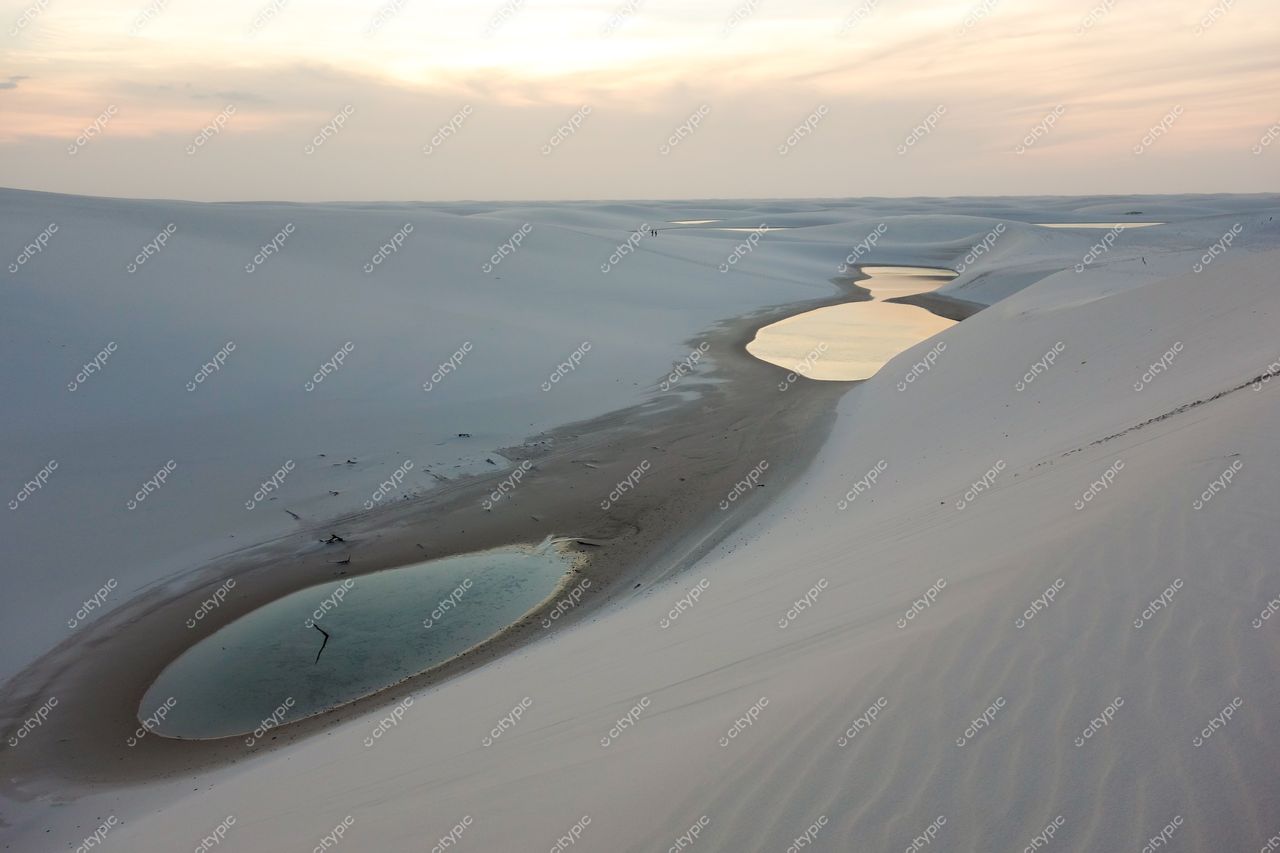 Lençóis Maranhenses, Maranhão, dunas de areia branca e lagoas claras sob a luz suave do fim da tarde