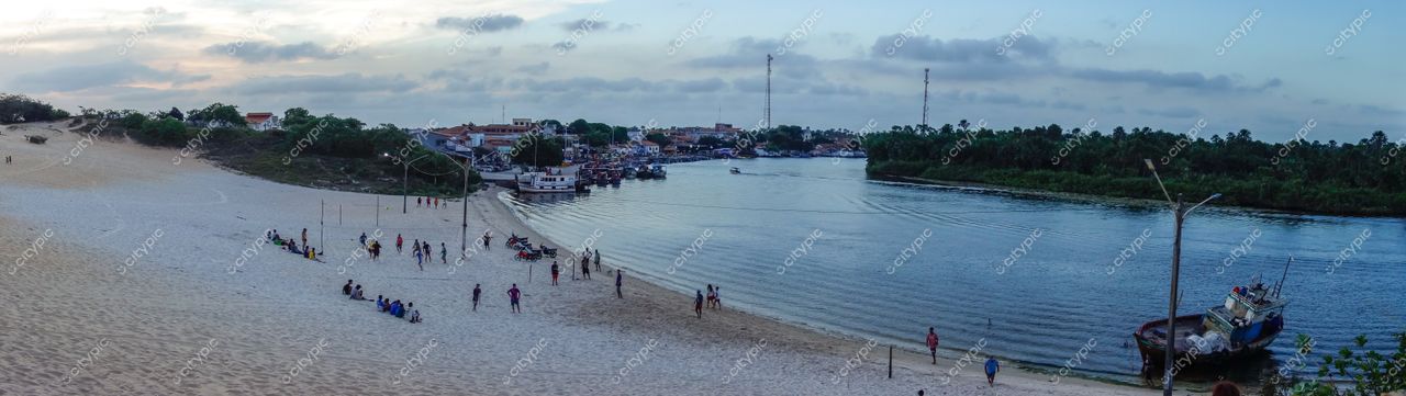 Barreirinhas, Maranhão vista panorâmica da praia com rio, vegetação nativa e casas ao fundo ao entardecer