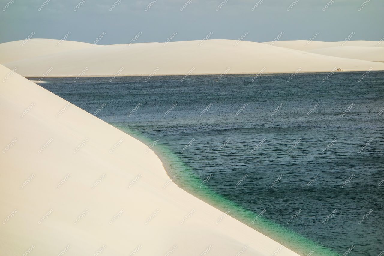 Lençóis Maranhenses, Maranhão, paisagem de dunas brancas e lagoas azuis sob luz suave de manhã clara