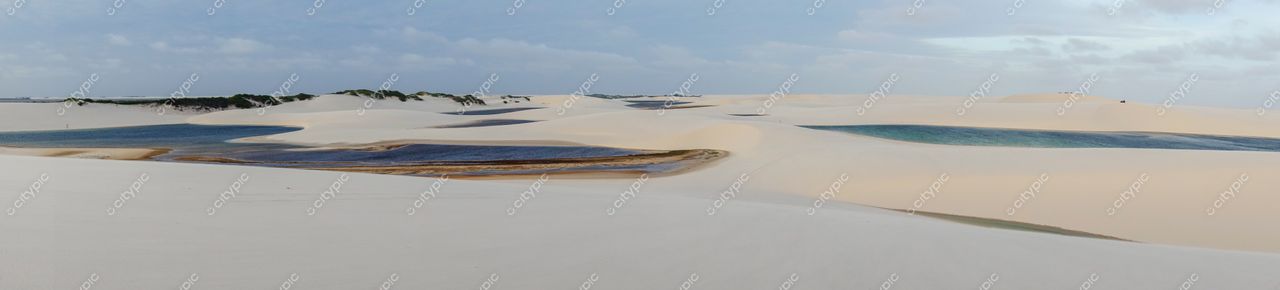 Lençóis Maranhenses, Maranhão, lagoas azuis entre dunas brancas sob céu nublado em iluminação suave e tranquila