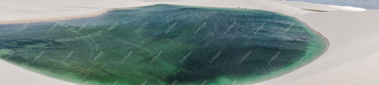 Lençóis Maranhenses, Maranhão, vista panorâmica de lagoa cristalina entre dunas brancas em dia ensolarado