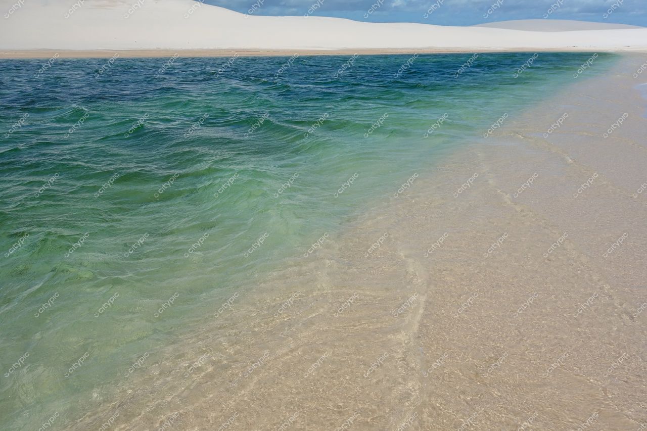 Lençóis Maranhenses, Maranhão com dunas de areia branca e lagos em tons de azul sob céu limpo e iluminado