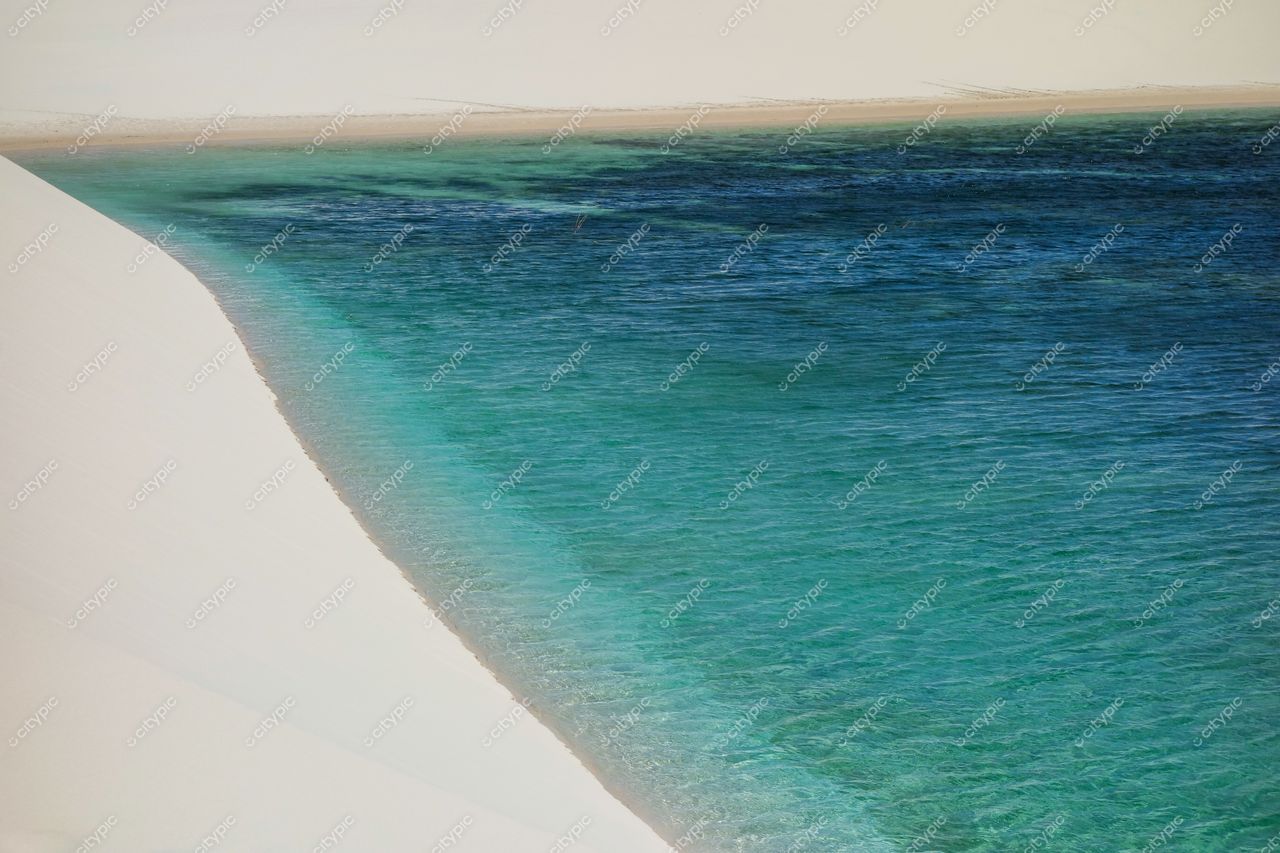 Lençóis Maranhenses, Maranhão, transição entre dunas de areia branca e lagoa azul em iluminação natural suave