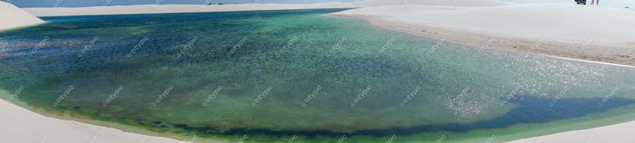 Lençóis Maranhenses, Maranhão, lagoas cristalinas em meio a dunas brancas sob luz natural em dia ensolarado