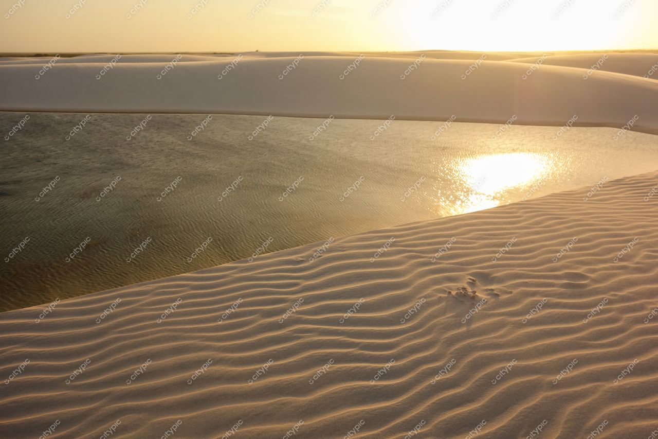 Lençóis Maranhenses, Maranhão, lagoas reflexivas sob luz do sol poente com dunas de areia branca e suave relevo