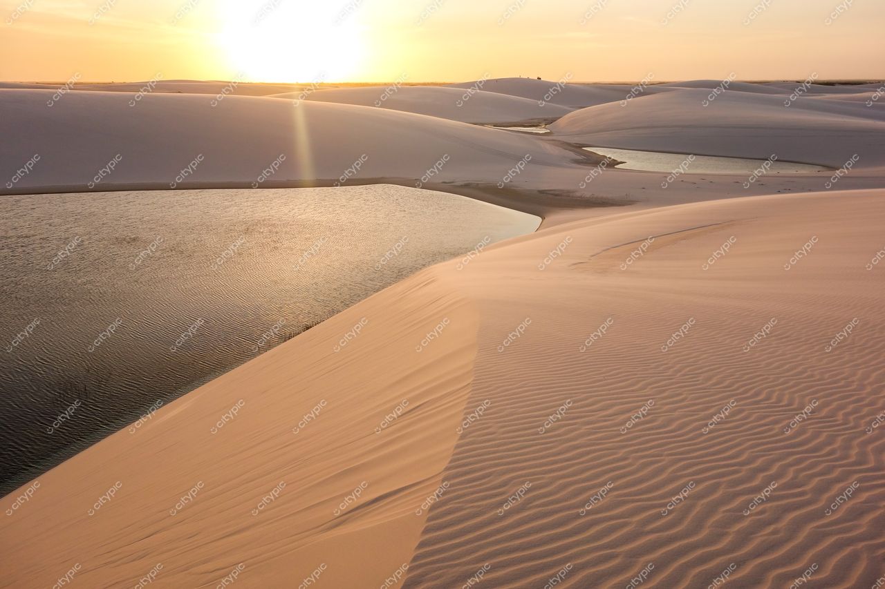 Lençóis Maranhenses, Maranhão, pôr do sol com dunas brancas e lagos cristalinos em ambiente tranquilo e isolado