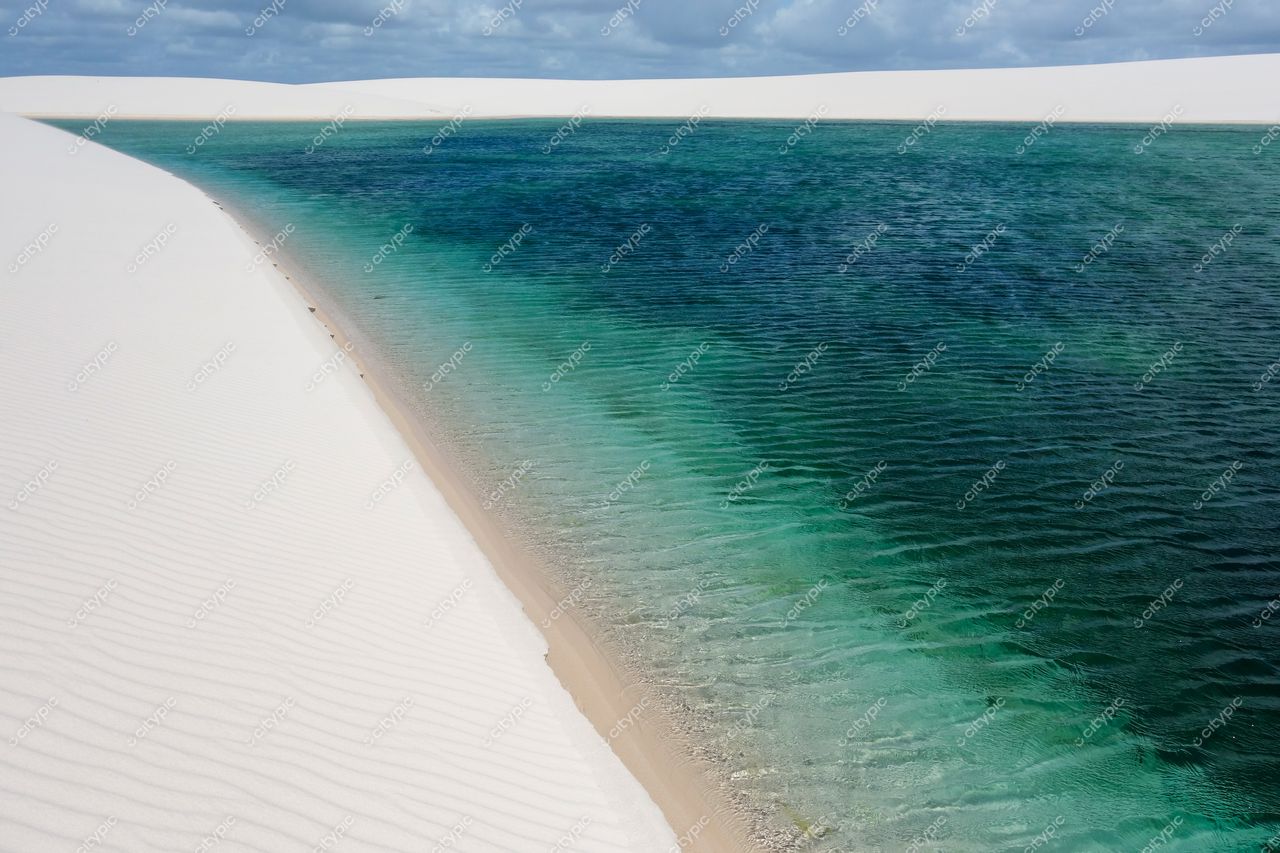 Lençóis Maranhenses, Maranhão, vastas dunas de areia branca e lagoas cristalinas em tonalidades de azul e verde