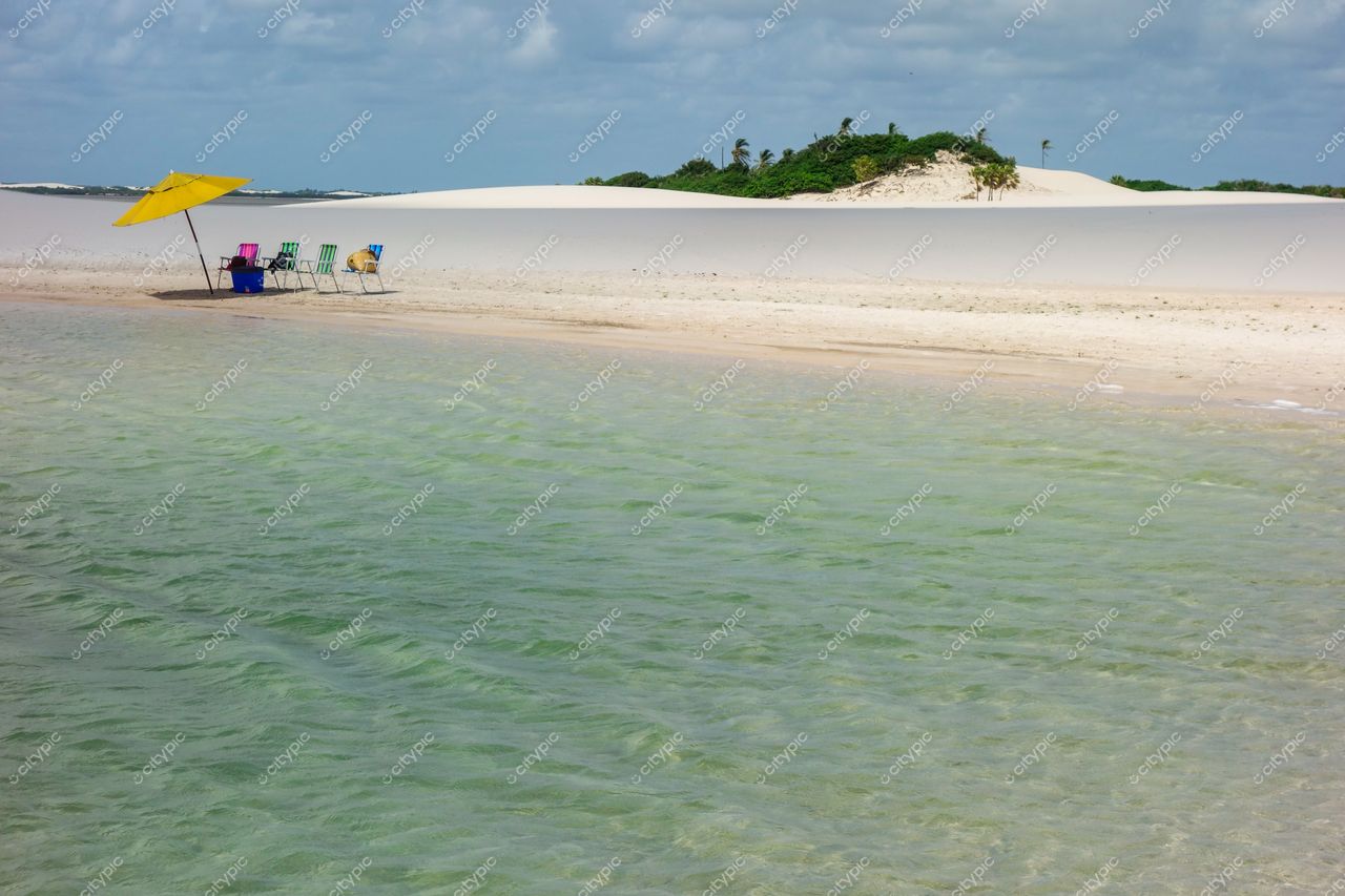 Lençóis Maranhenses, Maranhão com água cristalina refletindo tons verdes e azuis e cadeiras de praia coloridas